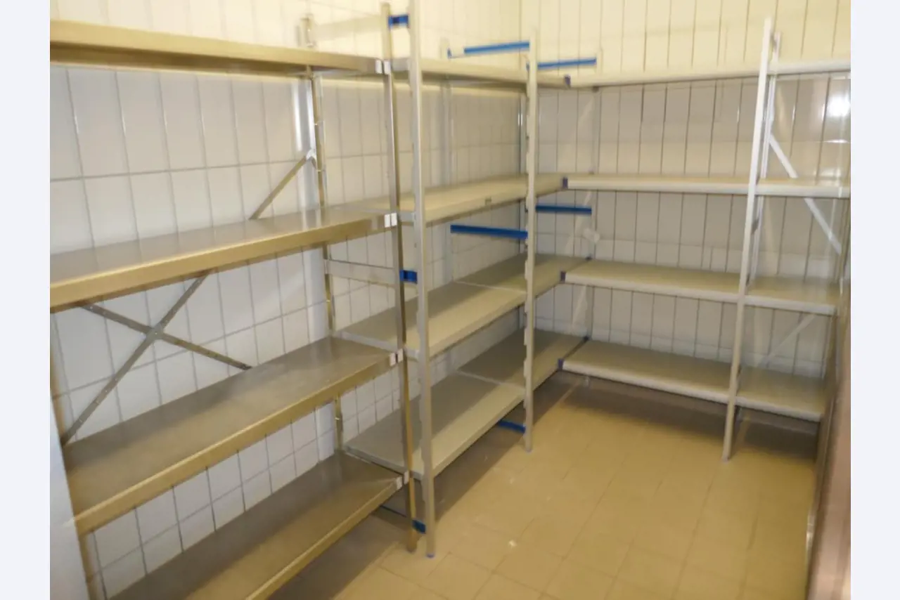 Medyczny sprzęt techniczny, wyposażenie sal operacyjnych, sterylne tace oraz sprzęt i meble szpitalne-2