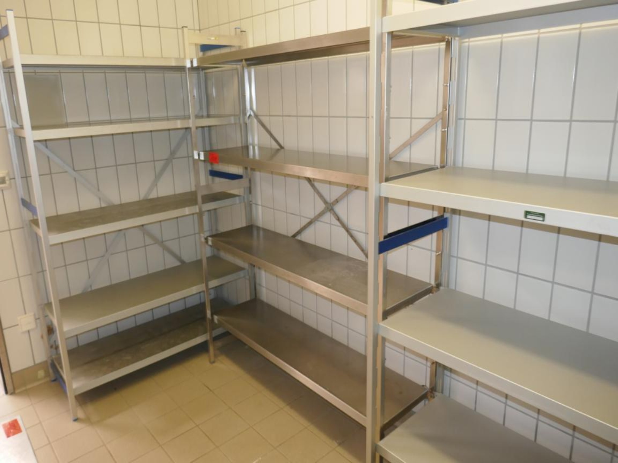 Medyczny sprzęt techniczny, wyposażenie sal operacyjnych, sterylne tace oraz sprzęt i meble szpitalne-3