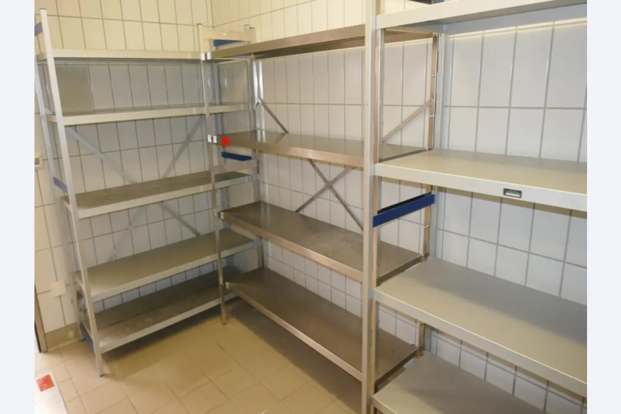 Medyczny sprzęt techniczny, wyposażenie sal operacyjnych, sterylne tace oraz sprzęt i meble szpitalne-3