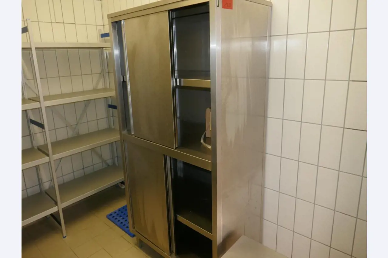 Medyczny sprzęt techniczny, wyposażenie sal operacyjnych, sterylne tace oraz sprzęt i meble szpitalne-1