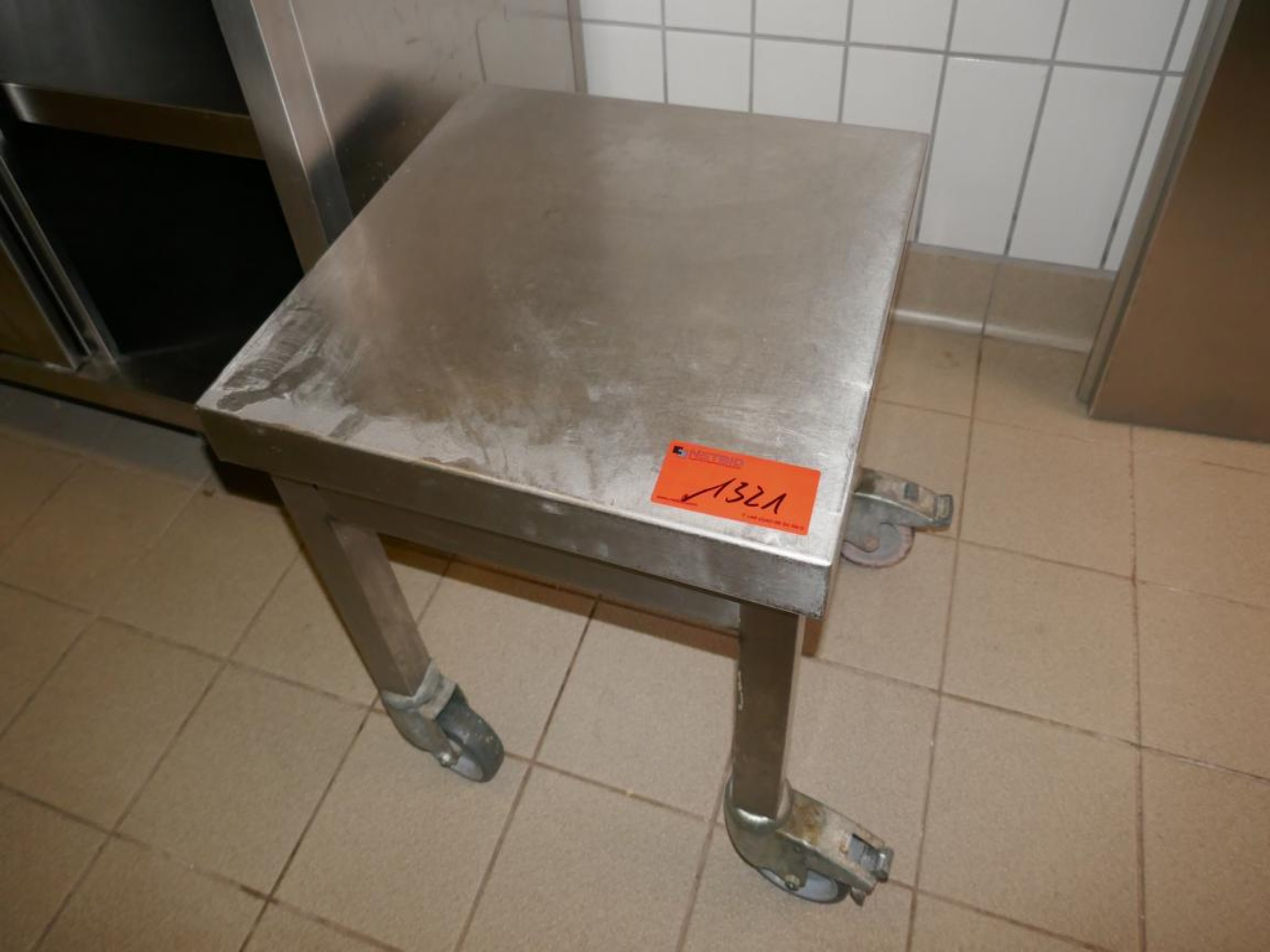 Medyczny sprzęt techniczny, wyposażenie sal operacyjnych, sterylne tace oraz sprzęt i meble szpitalne-1