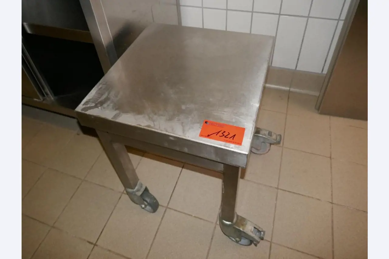 Medyczny sprzęt techniczny, wyposażenie sal operacyjnych, sterylne tace oraz sprzęt i meble szpitalne-1