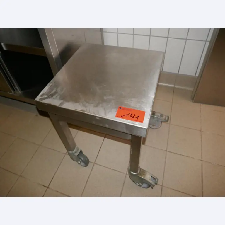 Medyczny sprzęt techniczny, wyposażenie sal operacyjnych, sterylne tace oraz sprzęt i meble szpitalne-1