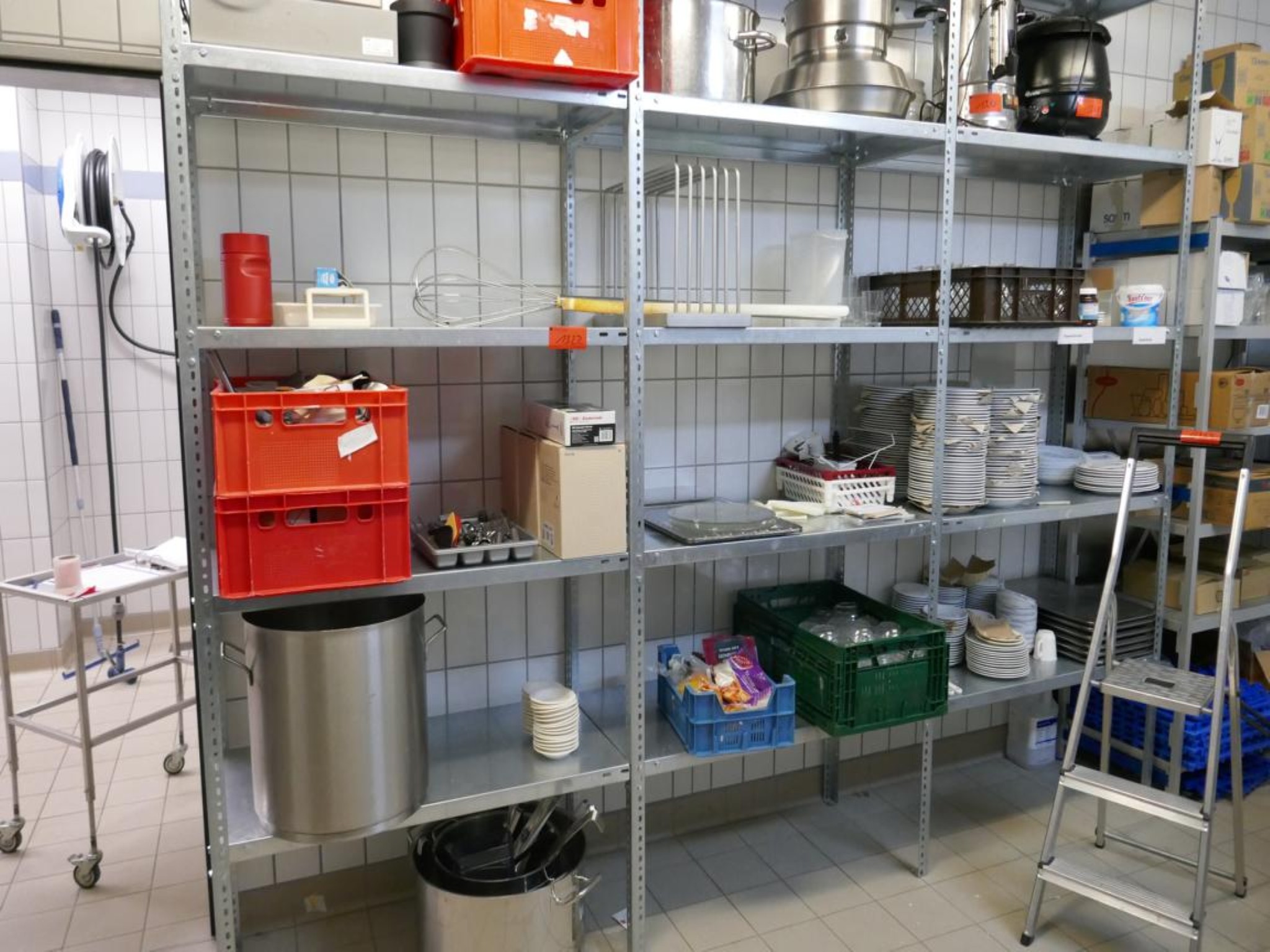 Medyczny sprzęt techniczny, wyposażenie sal operacyjnych, sterylne tace oraz sprzęt i meble szpitalne-1