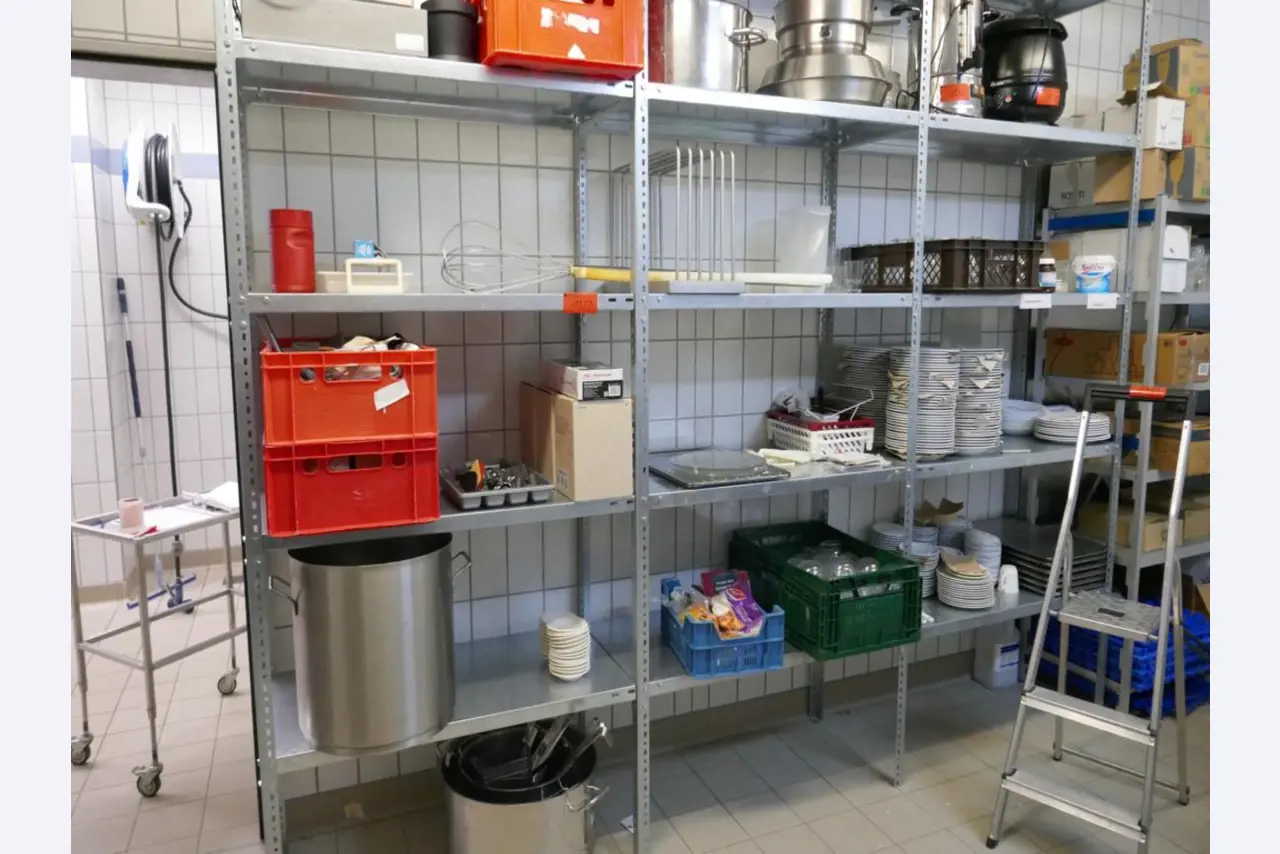 Medyczny sprzęt techniczny, wyposażenie sal operacyjnych, sterylne tace oraz sprzęt i meble szpitalne-1