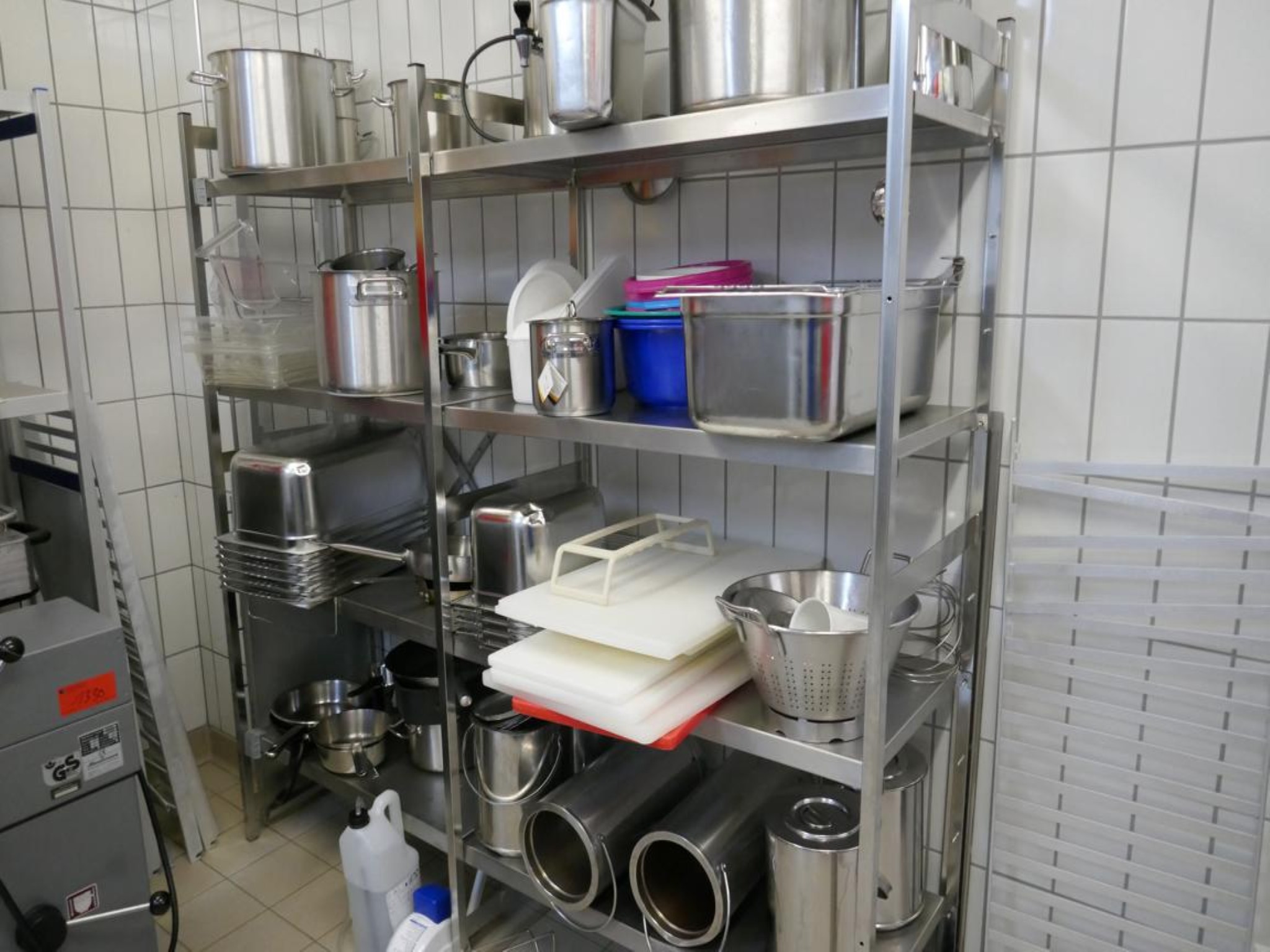 Medyczny sprzęt techniczny, wyposażenie sal operacyjnych, sterylne tace oraz sprzęt i meble szpitalne-2