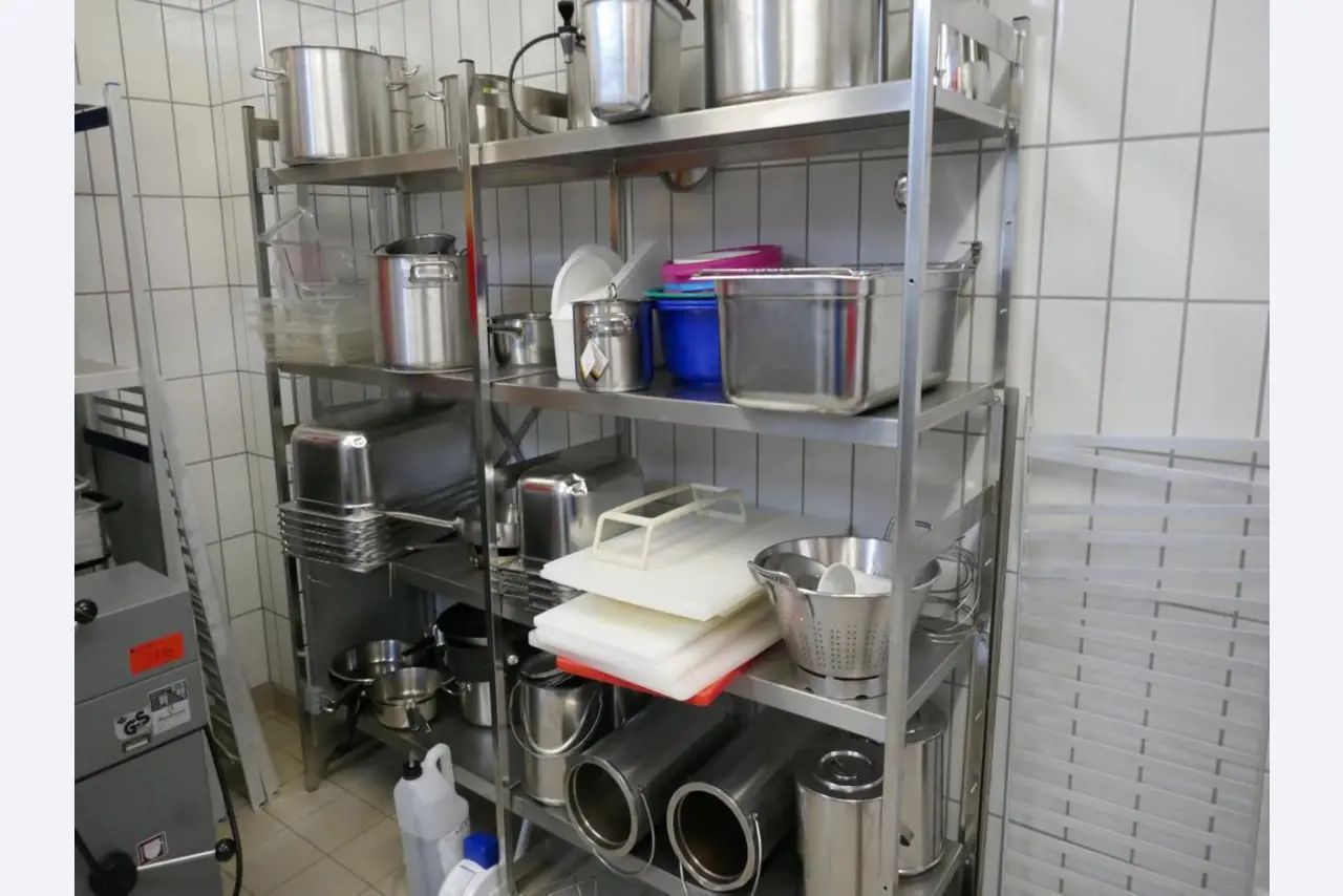 Medyczny sprzęt techniczny, wyposażenie sal operacyjnych, sterylne tace oraz sprzęt i meble szpitalne-2