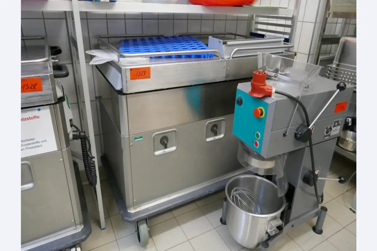 Medyczny sprzęt techniczny, wyposażenie sal operacyjnych, sterylne tace oraz sprzęt i meble szpitalne-1