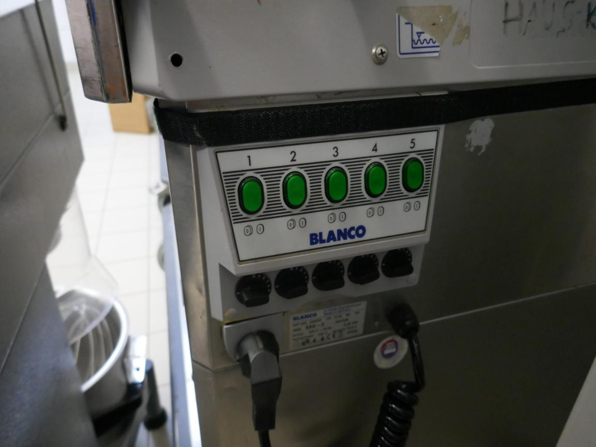 Medyczny sprzęt techniczny, wyposażenie sal operacyjnych, sterylne tace oraz sprzęt i meble szpitalne-2