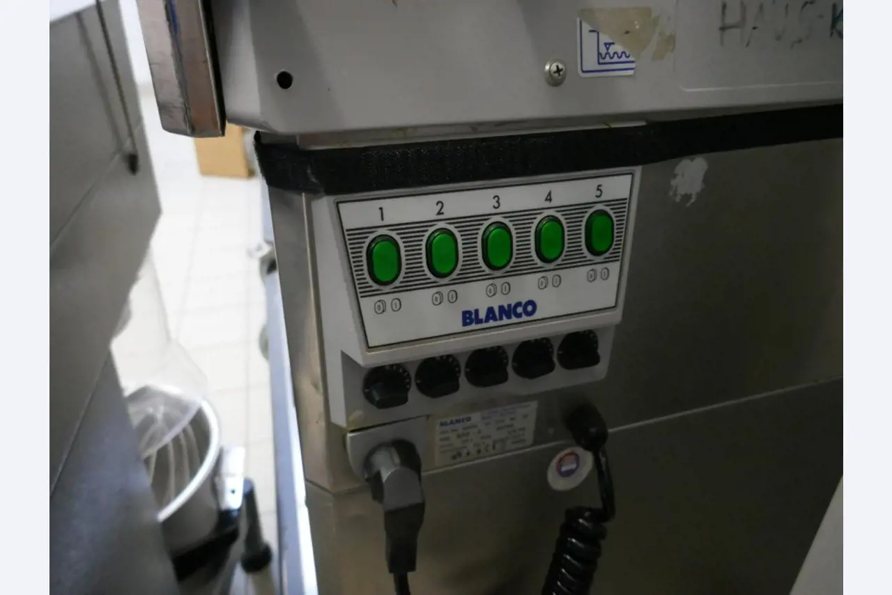 Medyczny sprzęt techniczny, wyposażenie sal operacyjnych, sterylne tace oraz sprzęt i meble szpitalne-2