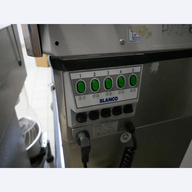 Medyczny sprzęt techniczny, wyposażenie sal operacyjnych, sterylne tace oraz sprzęt i meble szpitalne-2