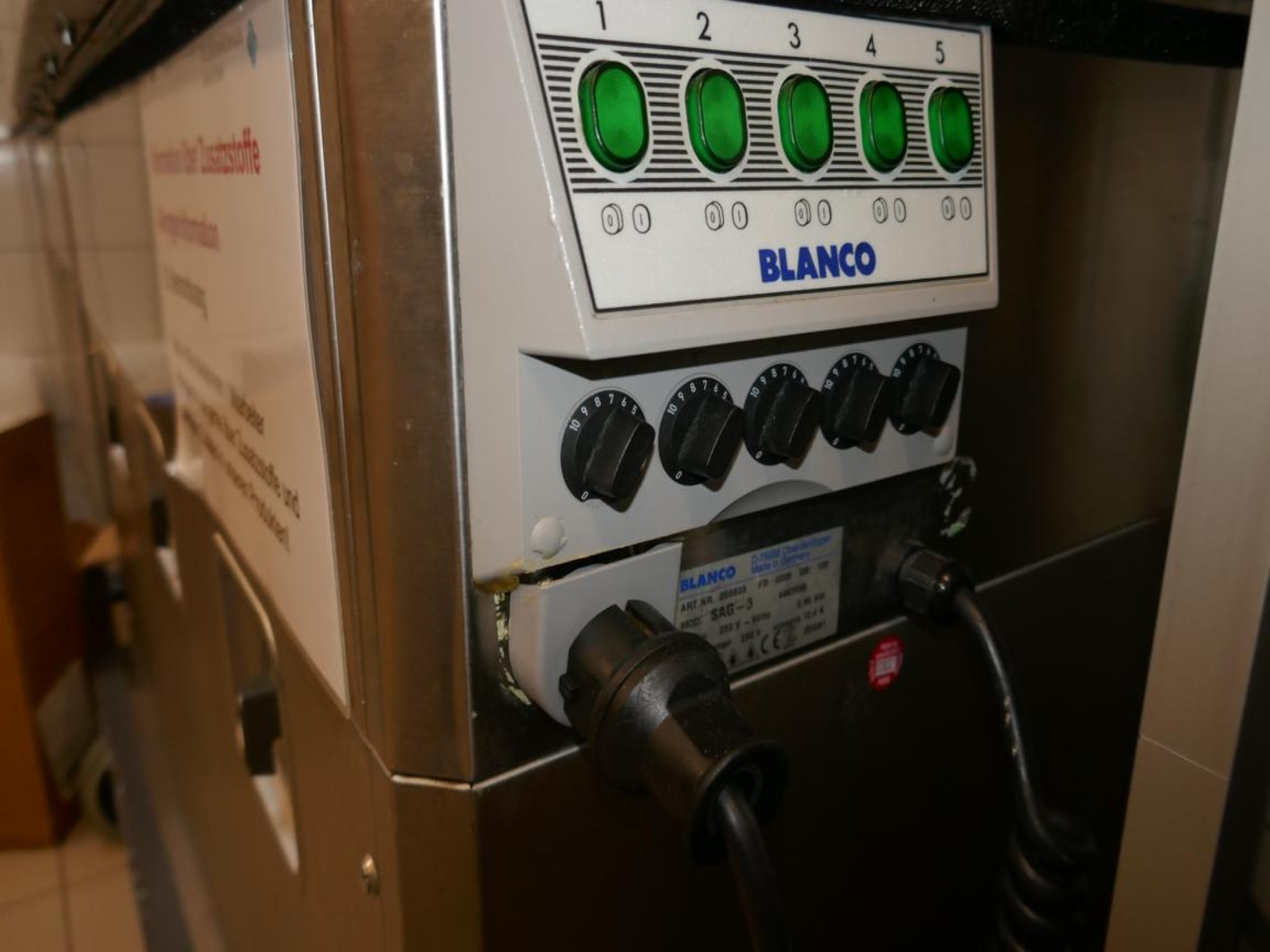 Medyczny sprzęt techniczny, wyposażenie sal operacyjnych, sterylne tace oraz sprzęt i meble szpitalne-2