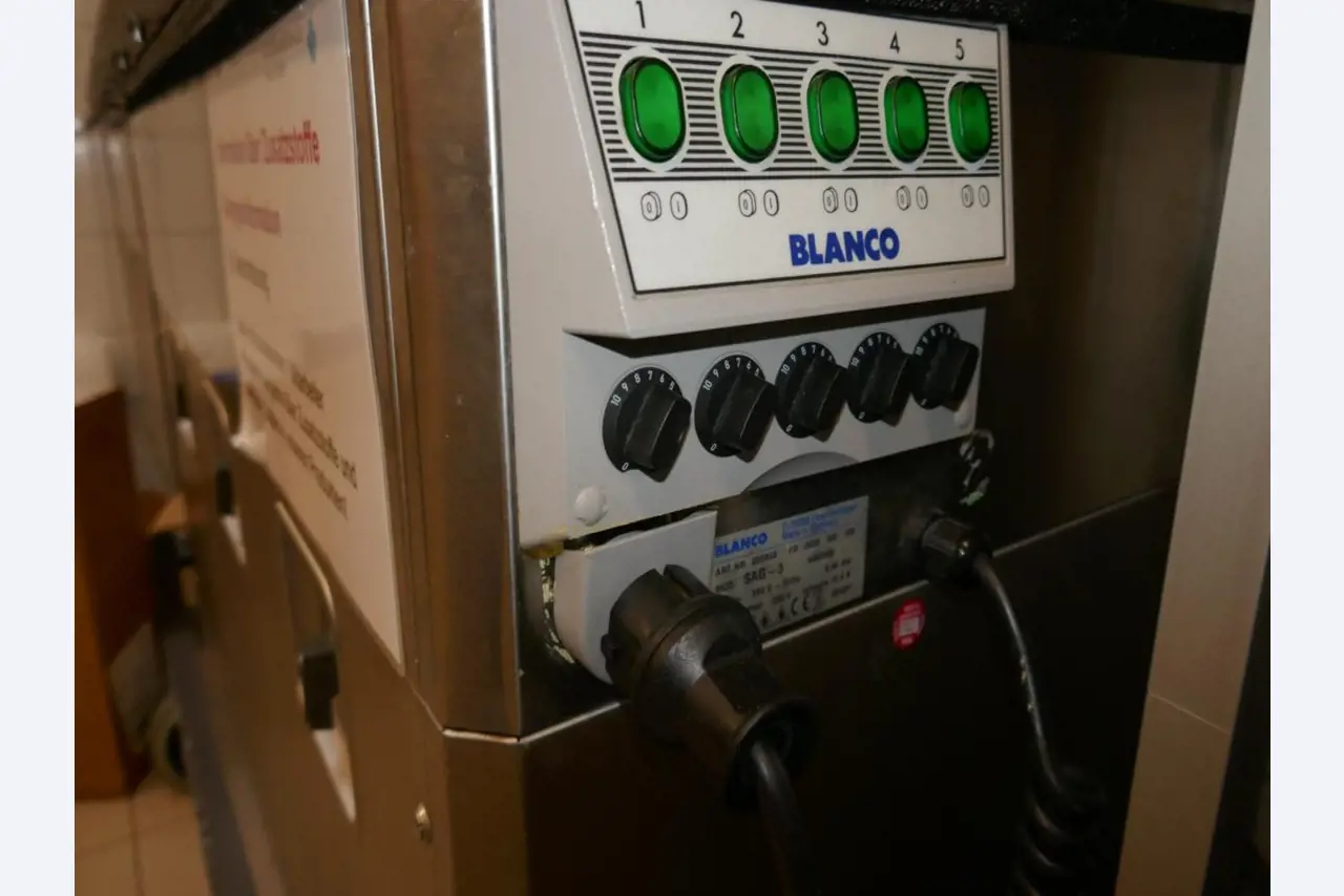 Medyczny sprzęt techniczny, wyposażenie sal operacyjnych, sterylne tace oraz sprzęt i meble szpitalne-2