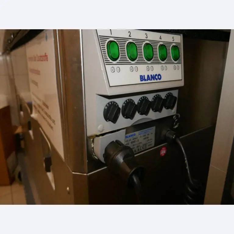 Medyczny sprzęt techniczny, wyposażenie sal operacyjnych, sterylne tace oraz sprzęt i meble szpitalne-2