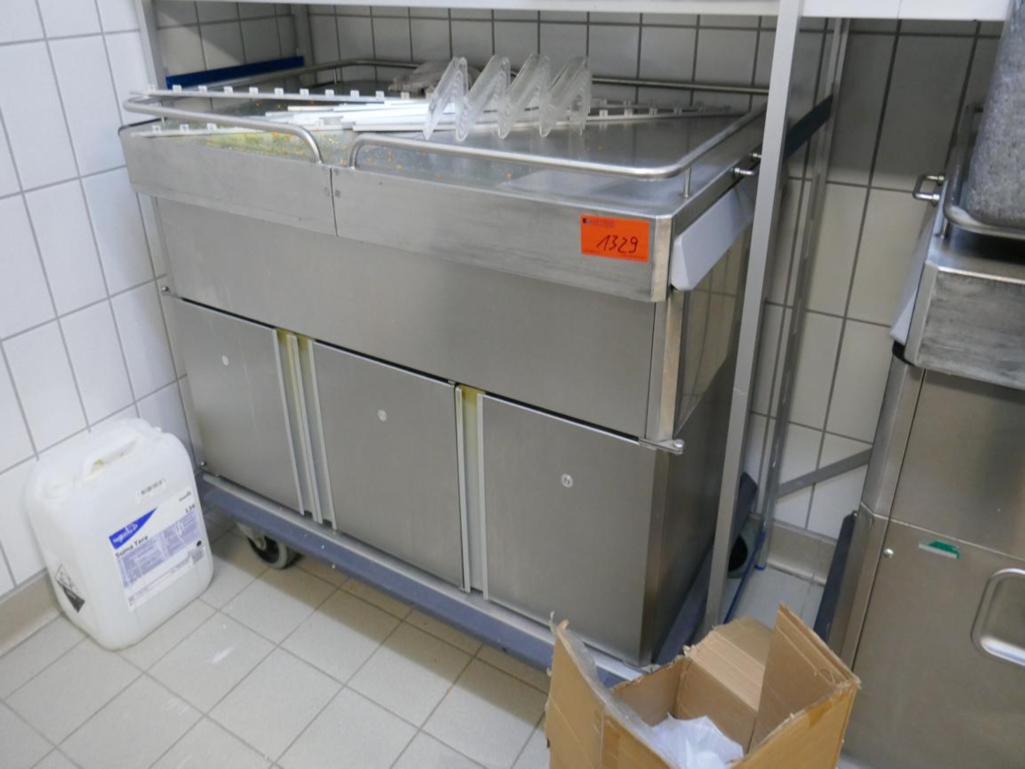 Medyczny sprzęt techniczny, wyposażenie sal operacyjnych, sterylne tace oraz sprzęt i meble szpitalne-1