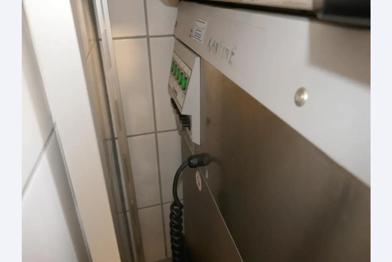 Medyczny sprzęt techniczny, wyposażenie sal operacyjnych, sterylne tace oraz sprzęt i meble szpitalne-2