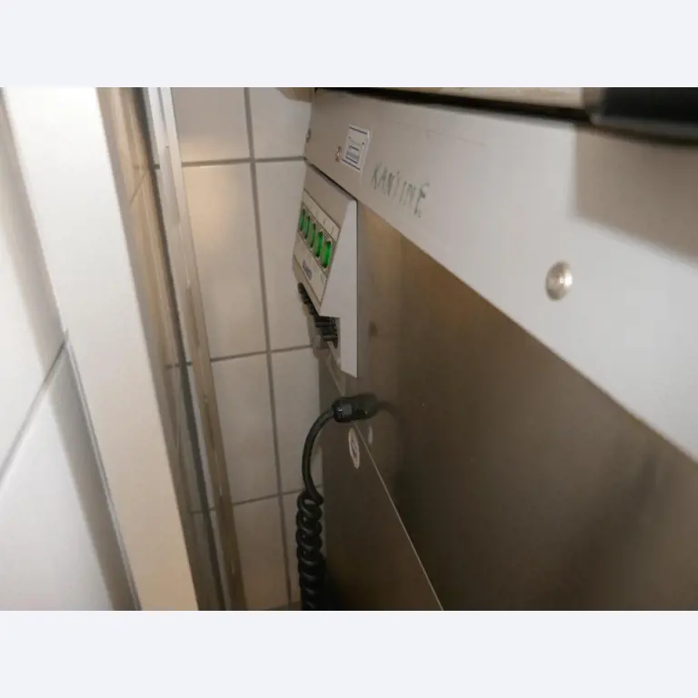 Medyczny sprzęt techniczny, wyposażenie sal operacyjnych, sterylne tace oraz sprzęt i meble szpitalne-2