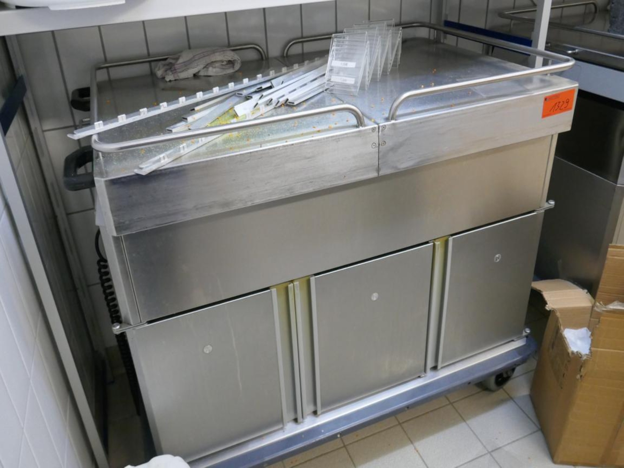 Medyczny sprzęt techniczny, wyposażenie sal operacyjnych, sterylne tace oraz sprzęt i meble szpitalne-3