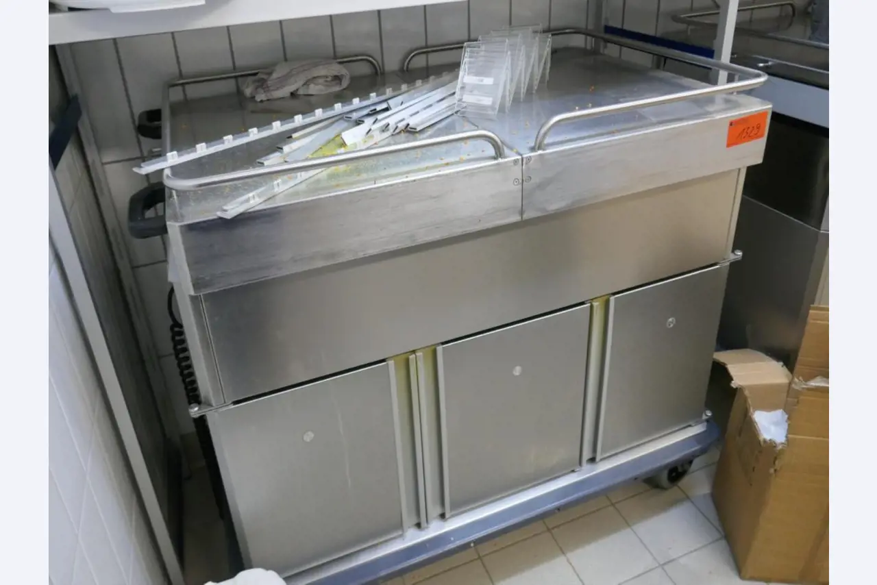 Medyczny sprzęt techniczny, wyposażenie sal operacyjnych, sterylne tace oraz sprzęt i meble szpitalne-3