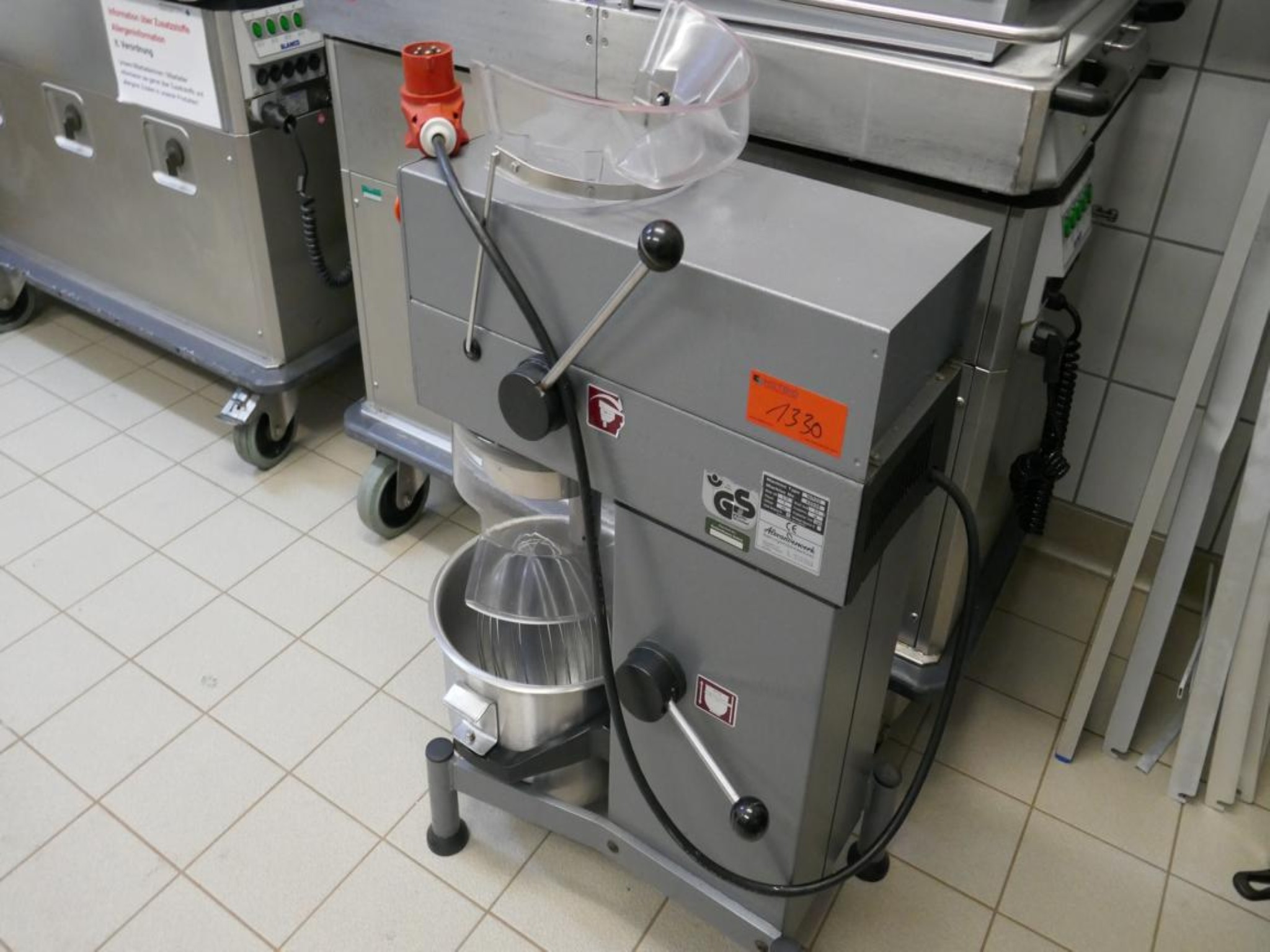 Medyczny sprzęt techniczny, wyposażenie sal operacyjnych, sterylne tace oraz sprzęt i meble szpitalne-3