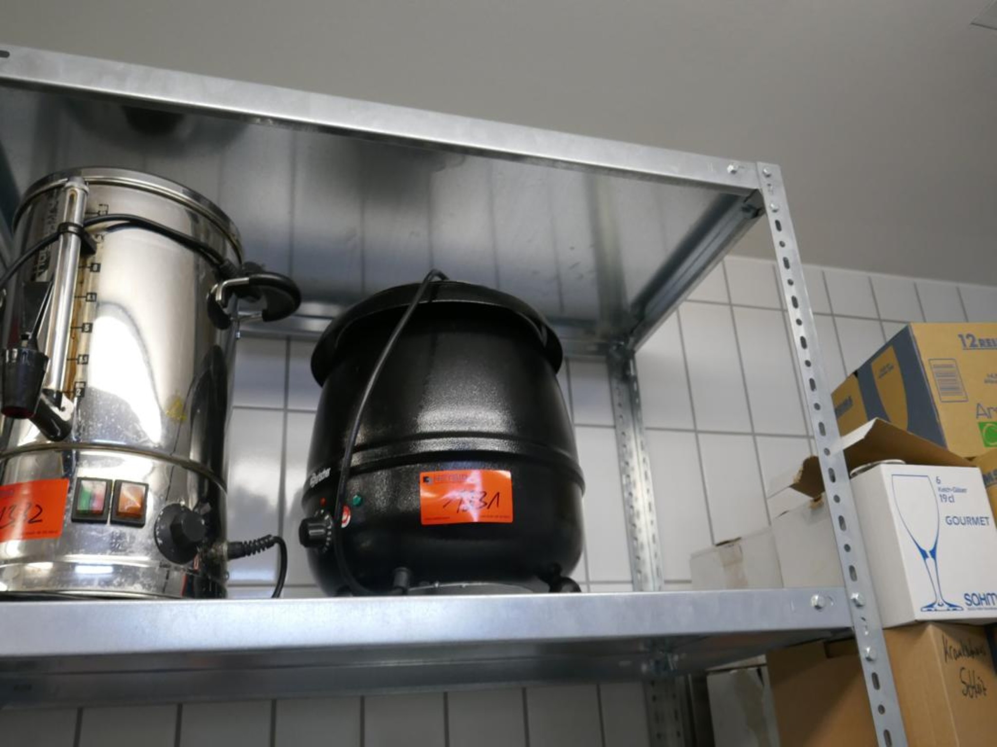 Medyczny sprzęt techniczny, wyposażenie sal operacyjnych, sterylne tace oraz sprzęt i meble szpitalne-1