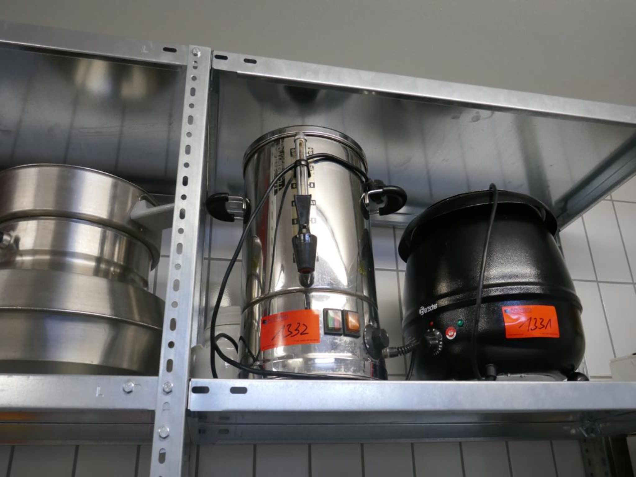 Medyczny sprzęt techniczny, wyposażenie sal operacyjnych, sterylne tace oraz sprzęt i meble szpitalne-1