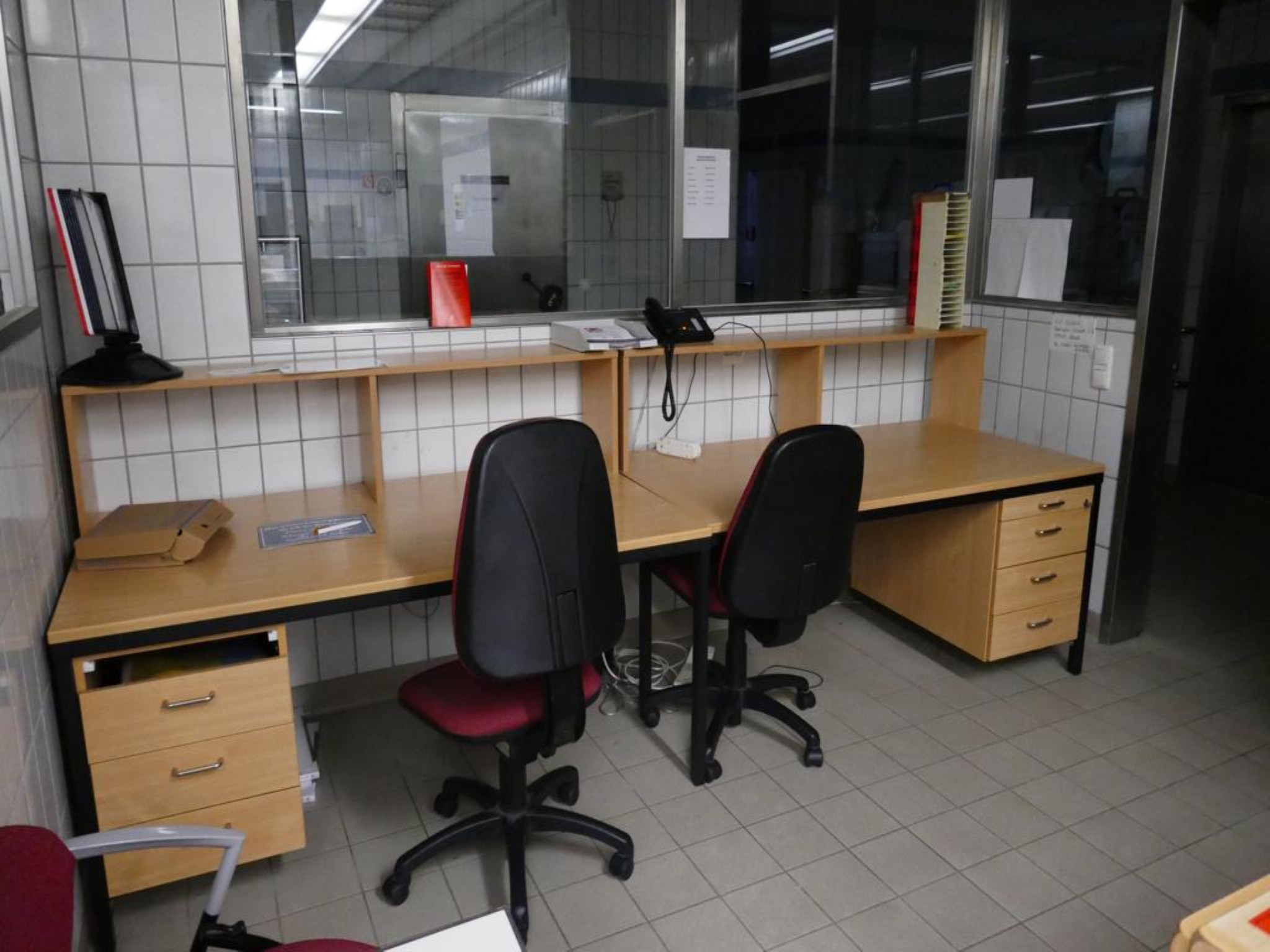 Medyczny sprzęt techniczny, wyposażenie sal operacyjnych, sterylne tace oraz sprzęt i meble szpitalne-1