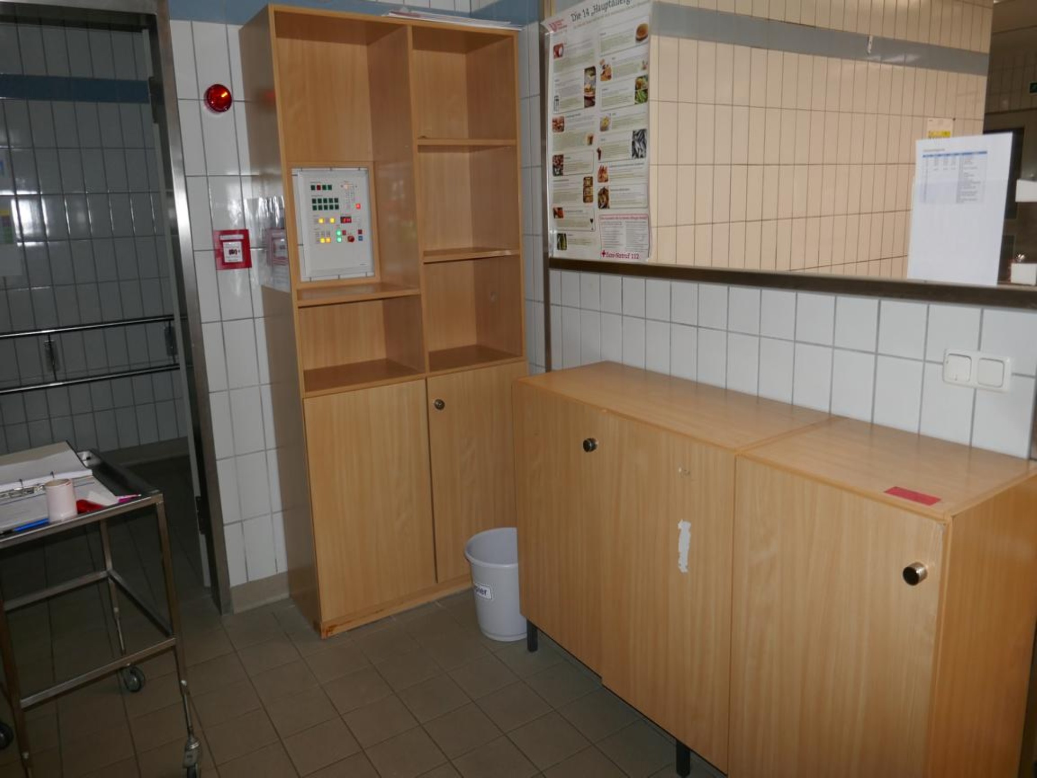 Medyczny sprzęt techniczny, wyposażenie sal operacyjnych, sterylne tace oraz sprzęt i meble szpitalne-2