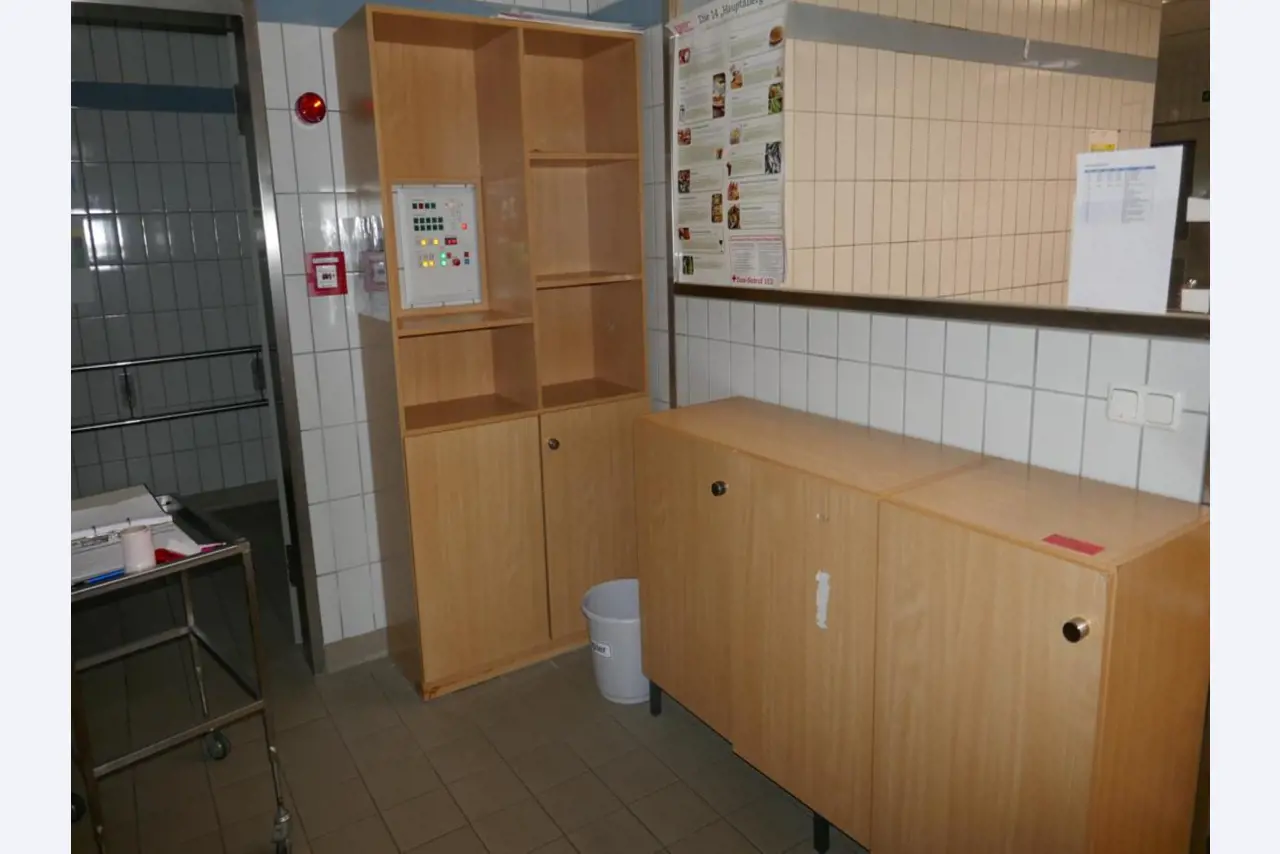 Medyczny sprzęt techniczny, wyposażenie sal operacyjnych, sterylne tace oraz sprzęt i meble szpitalne-2