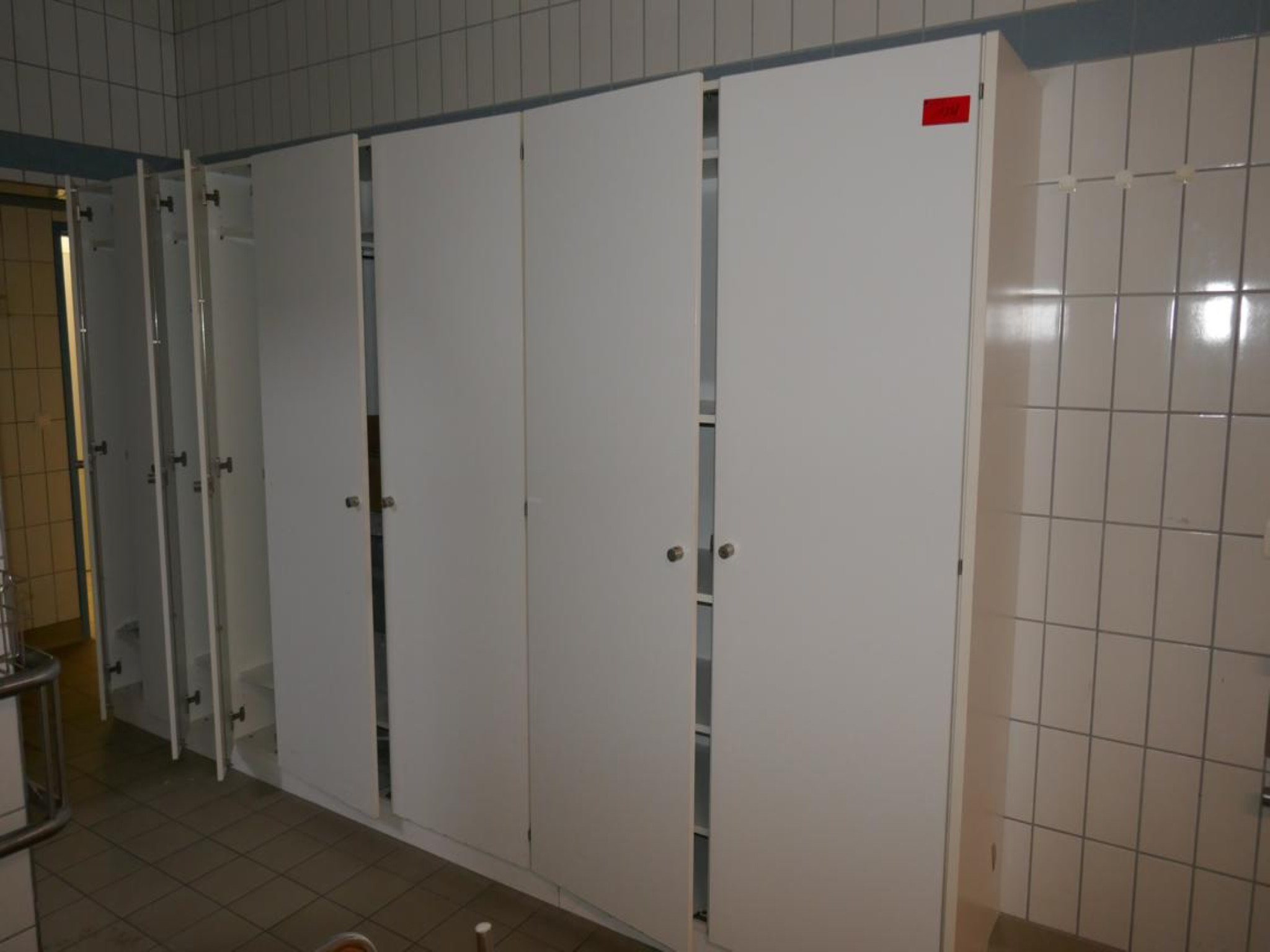 Medyczny sprzęt techniczny, wyposażenie sal operacyjnych, sterylne tace oraz sprzęt i meble szpitalne-1