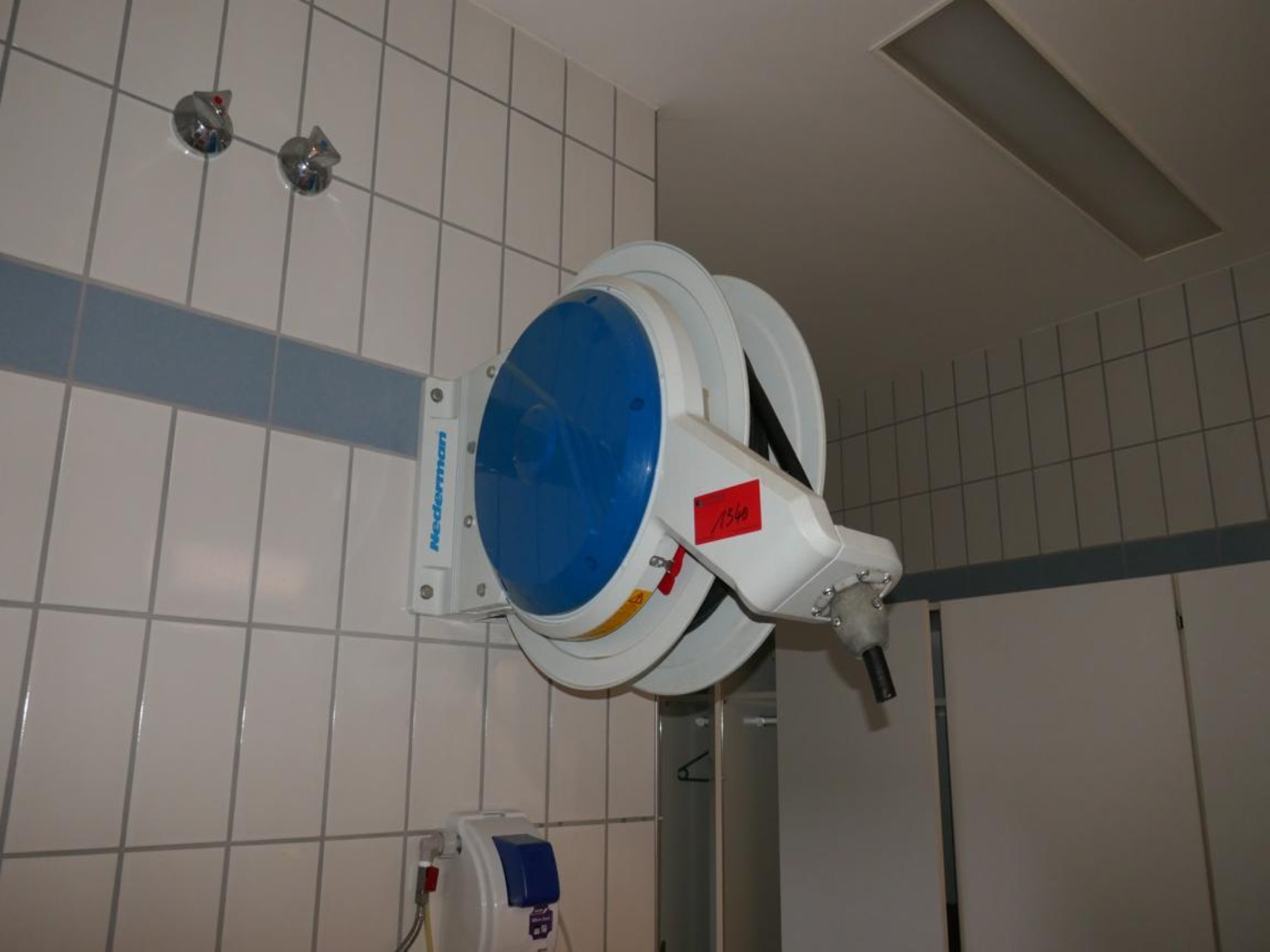 Medyczny sprzęt techniczny, wyposażenie sal operacyjnych, sterylne tace oraz sprzęt i meble szpitalne-1