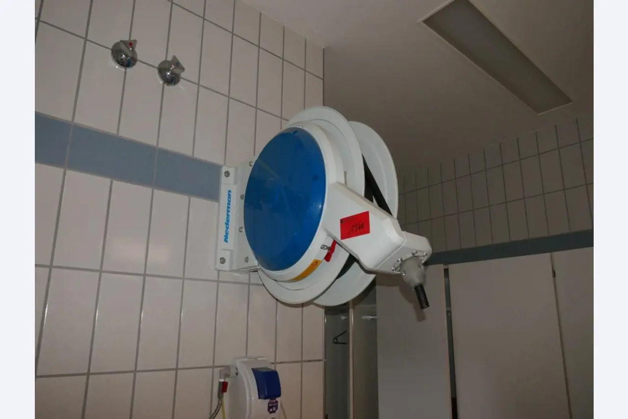 Medyczny sprzęt techniczny, wyposażenie sal operacyjnych, sterylne tace oraz sprzęt i meble szpitalne-1