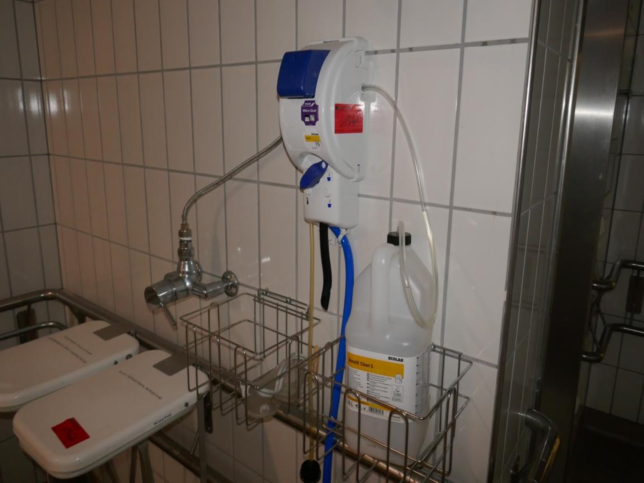 Medyczny sprzęt techniczny, wyposażenie sal operacyjnych, sterylne tace oraz sprzęt i meble szpitalne-1