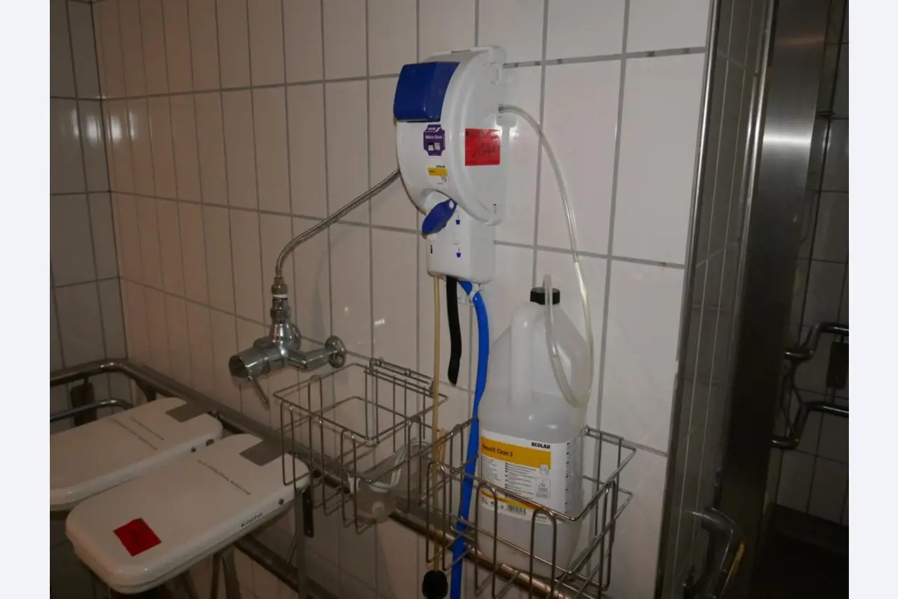 Medyczny sprzęt techniczny, wyposażenie sal operacyjnych, sterylne tace oraz sprzęt i meble szpitalne-1