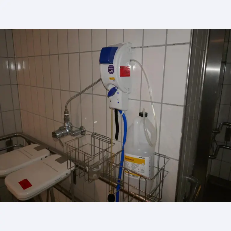 Medyczny sprzęt techniczny, wyposażenie sal operacyjnych, sterylne tace oraz sprzęt i meble szpitalne-1