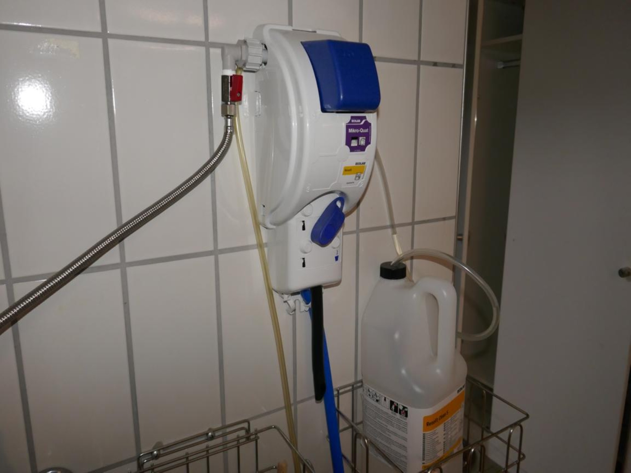 Medyczny sprzęt techniczny, wyposażenie sal operacyjnych, sterylne tace oraz sprzęt i meble szpitalne-2