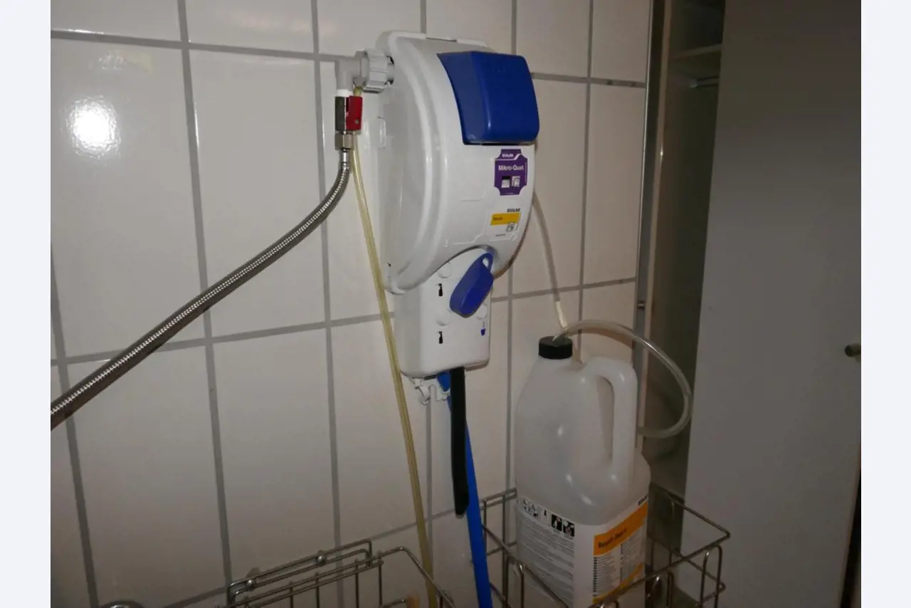 Medyczny sprzęt techniczny, wyposażenie sal operacyjnych, sterylne tace oraz sprzęt i meble szpitalne-2