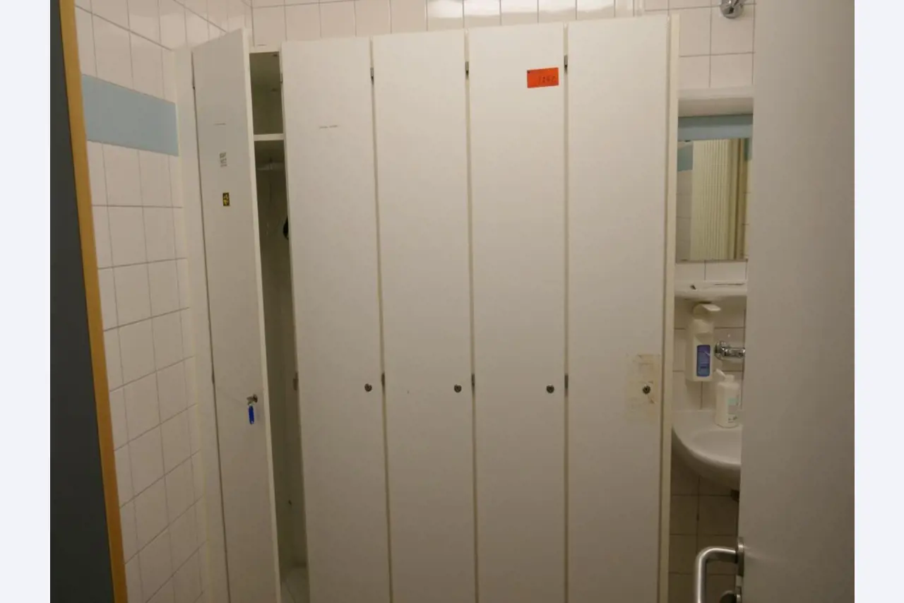 Medyczny sprzęt techniczny, wyposażenie sal operacyjnych, sterylne tace oraz sprzęt i meble szpitalne-1