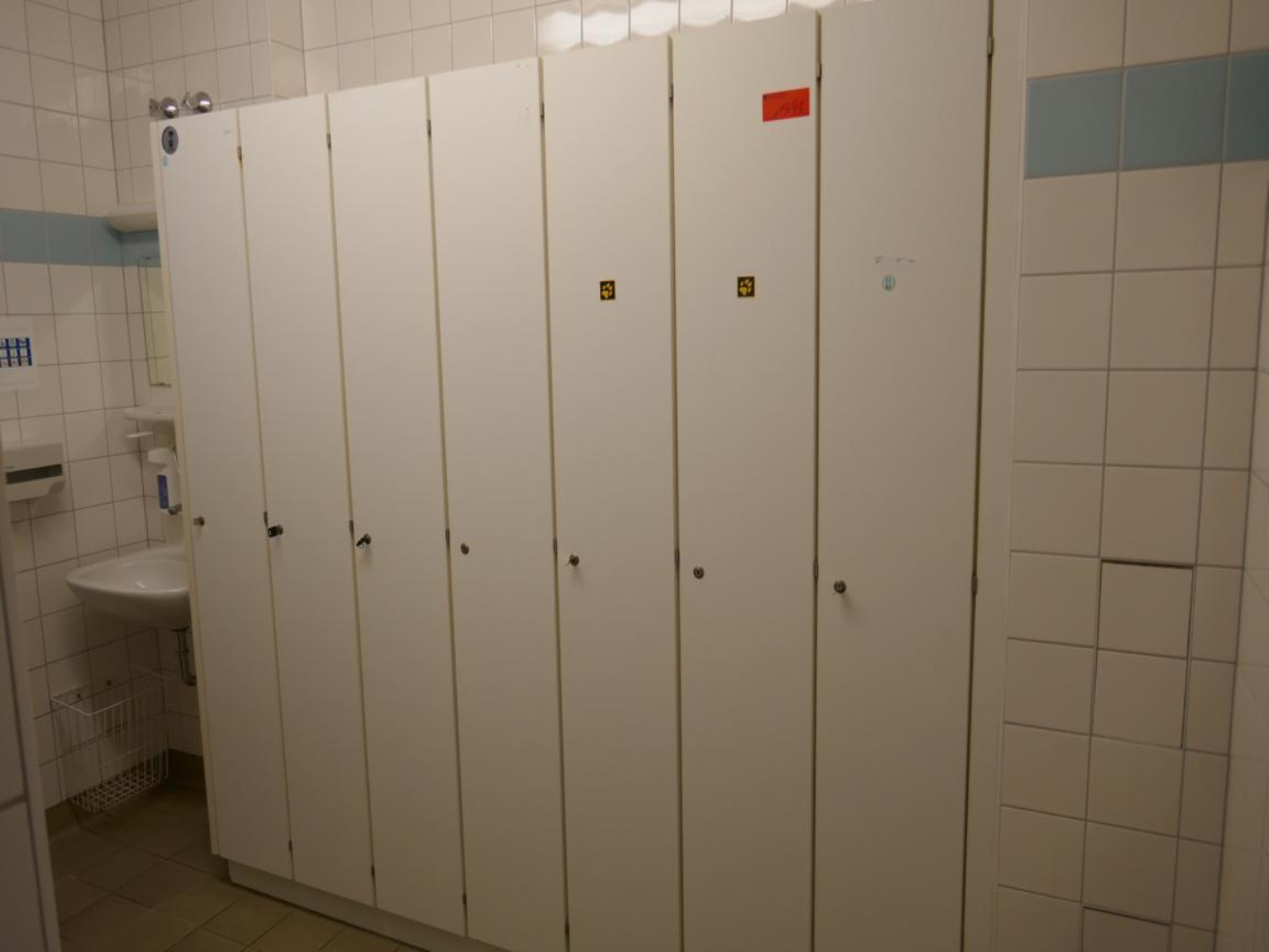 Medyczny sprzęt techniczny, wyposażenie sal operacyjnych, sterylne tace oraz sprzęt i meble szpitalne-1