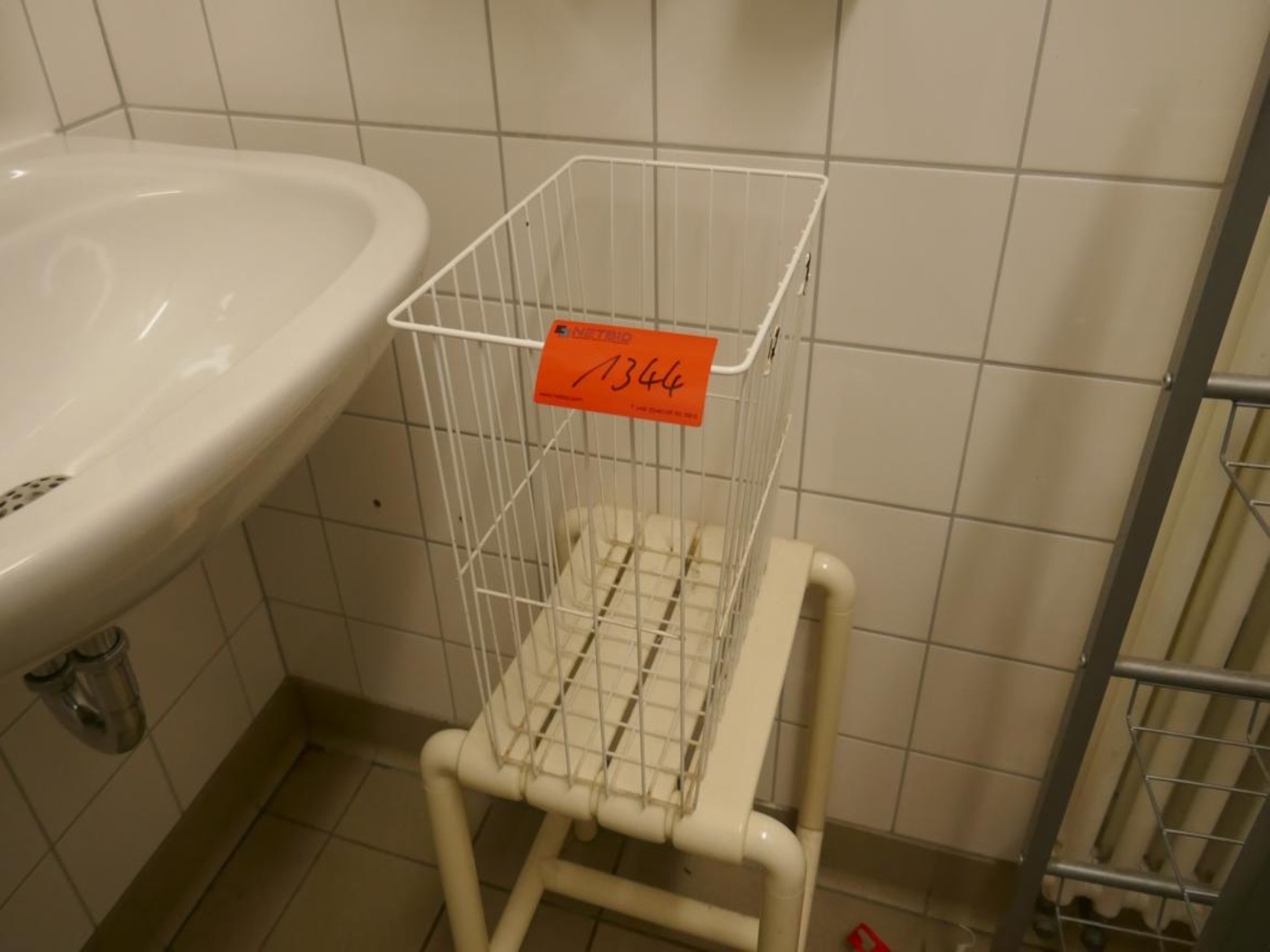 Medyczny sprzęt techniczny, wyposażenie sal operacyjnych, sterylne tace oraz sprzęt i meble szpitalne-1