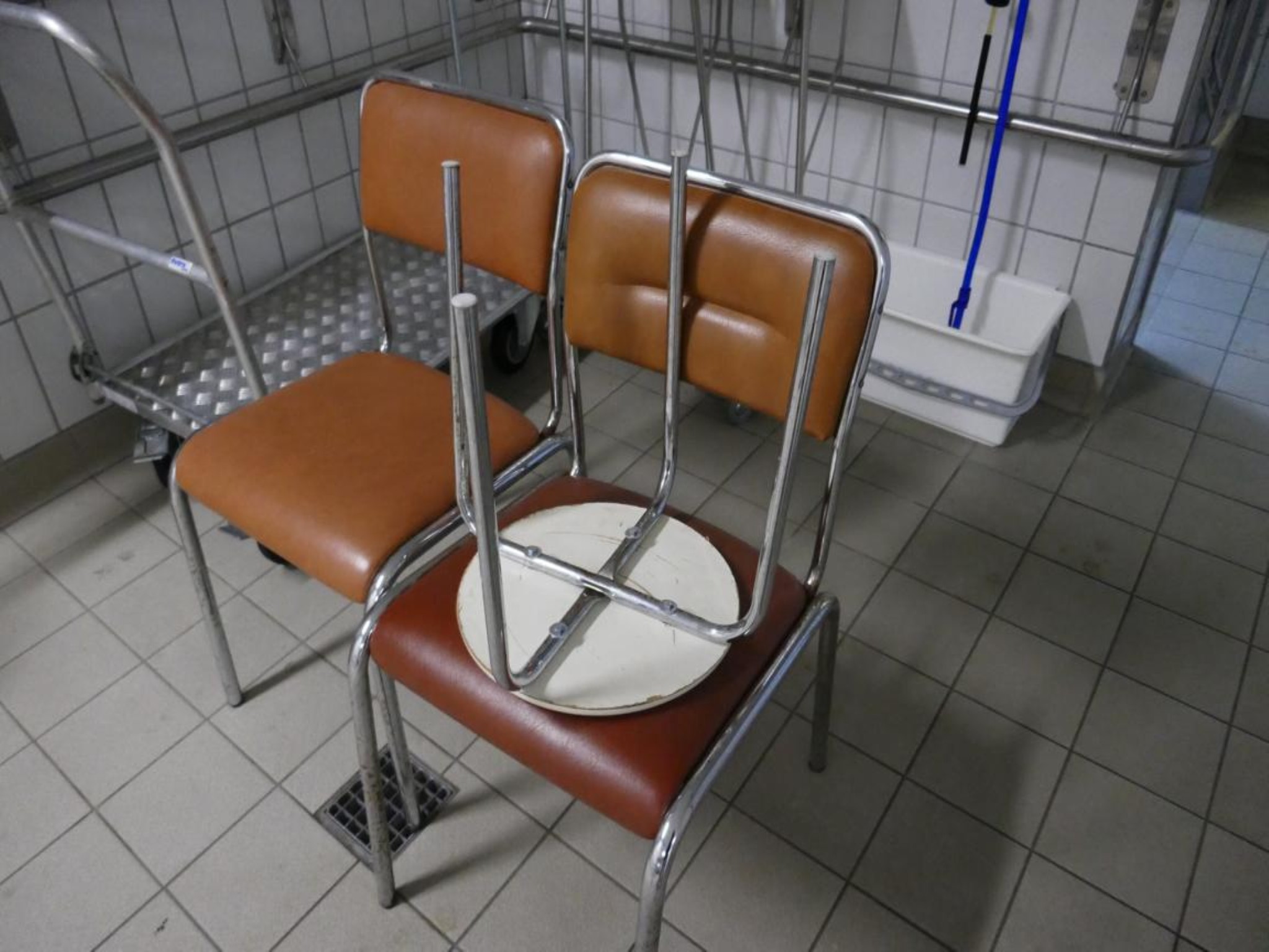 Medyczny sprzęt techniczny, wyposażenie sal operacyjnych, sterylne tace oraz sprzęt i meble szpitalne-2