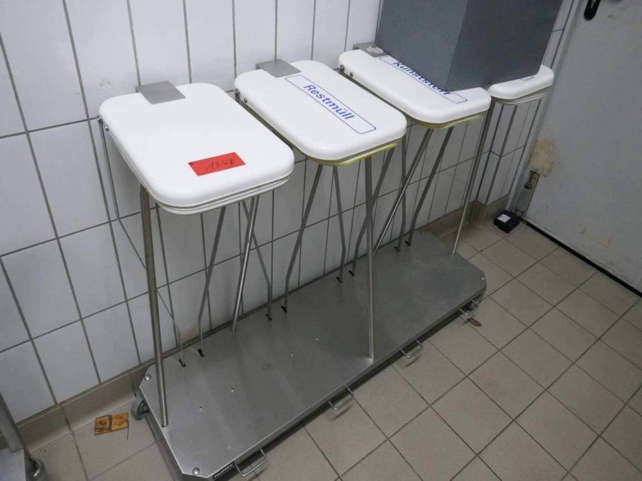 Medyczny sprzęt techniczny, wyposażenie sal operacyjnych, sterylne tace oraz sprzęt i meble szpitalne-1