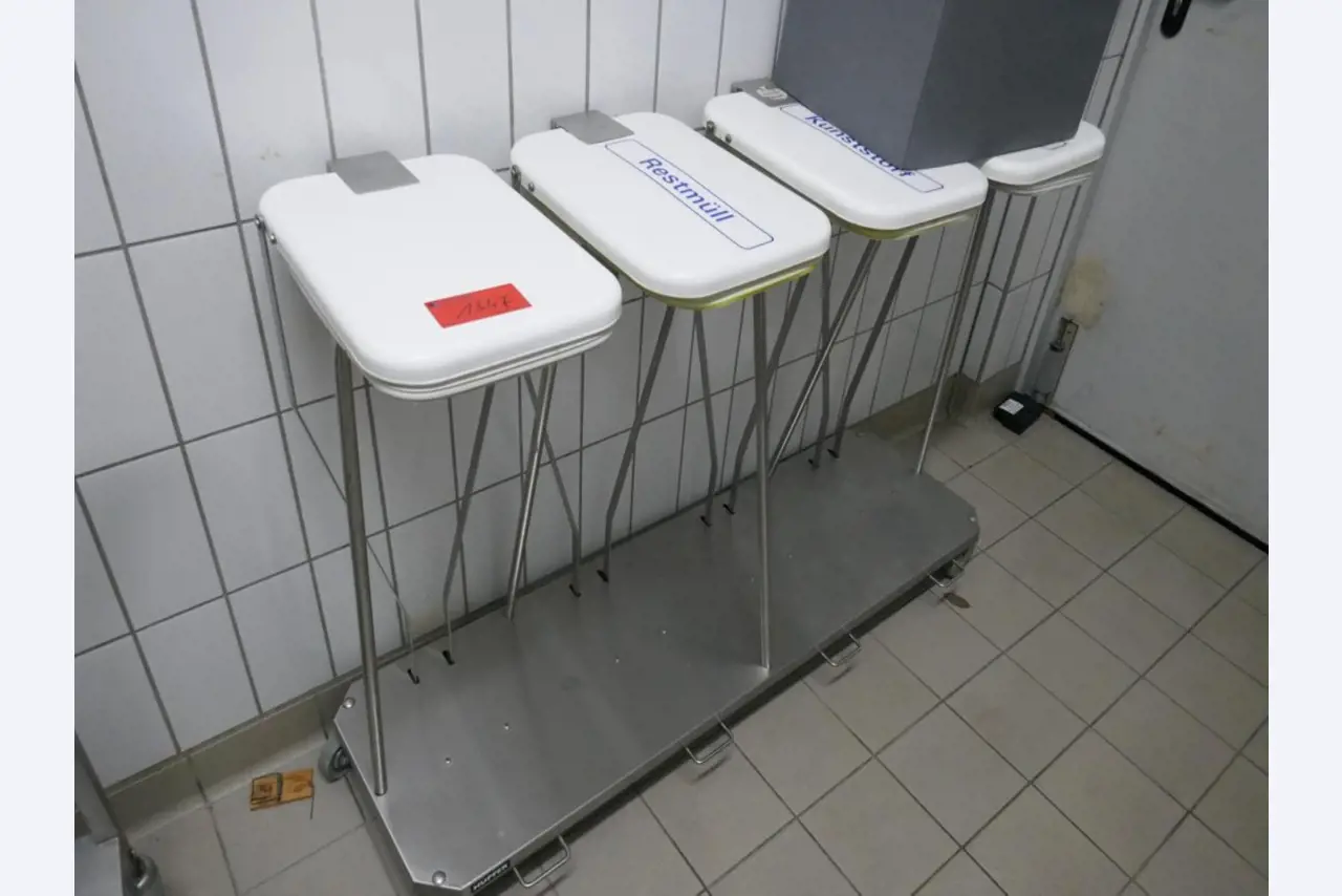 Medyczny sprzęt techniczny, wyposażenie sal operacyjnych, sterylne tace oraz sprzęt i meble szpitalne-1