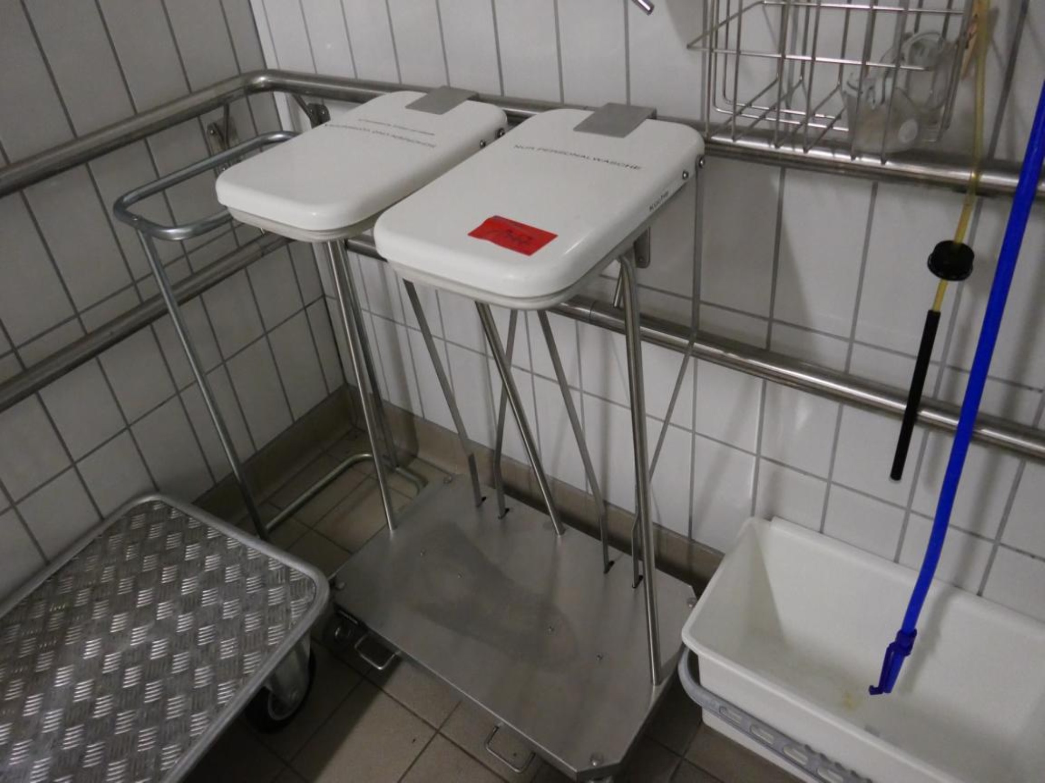 Medyczny sprzęt techniczny, wyposażenie sal operacyjnych, sterylne tace oraz sprzęt i meble szpitalne-2