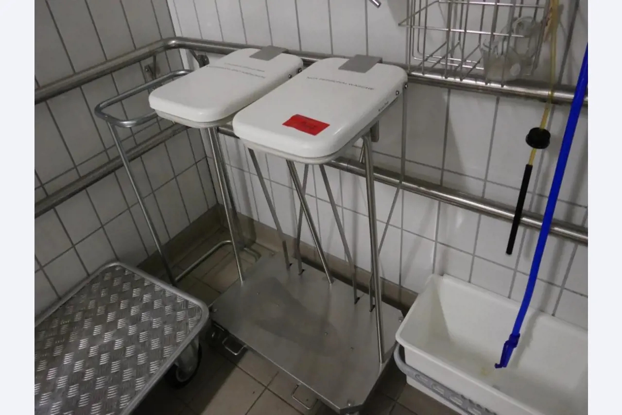 Medyczny sprzęt techniczny, wyposażenie sal operacyjnych, sterylne tace oraz sprzęt i meble szpitalne-2