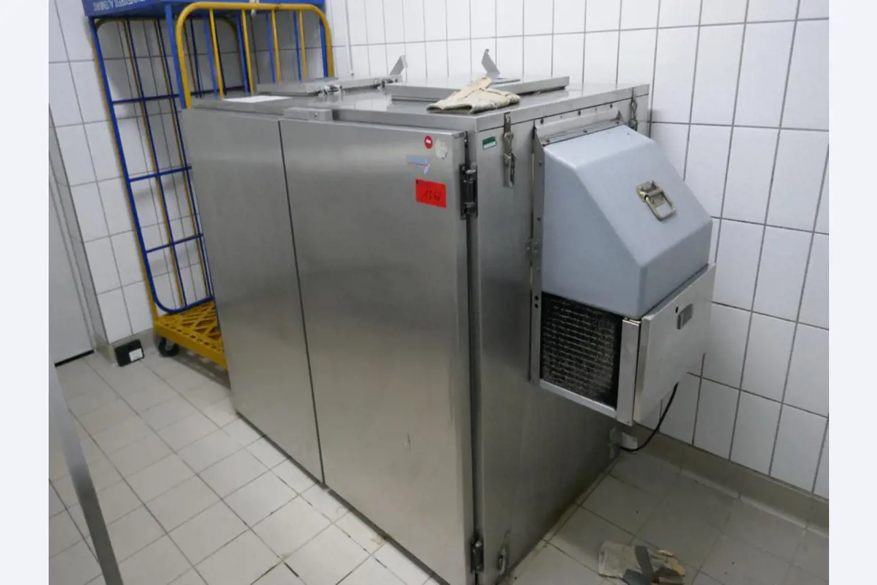 Medyczny sprzęt techniczny, wyposażenie sal operacyjnych, sterylne tace oraz sprzęt i meble szpitalne-1