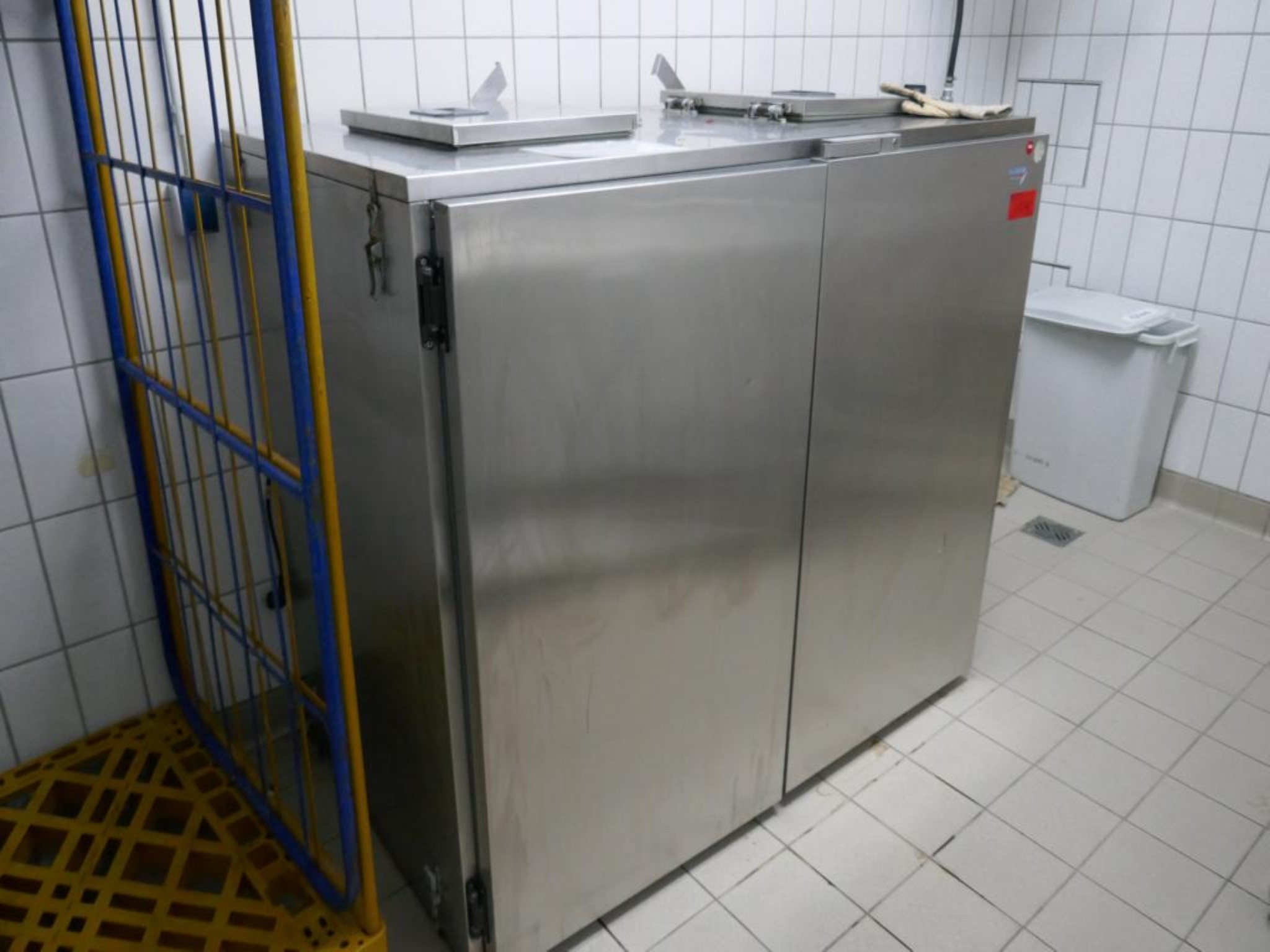 Medyczny sprzęt techniczny, wyposażenie sal operacyjnych, sterylne tace oraz sprzęt i meble szpitalne-2