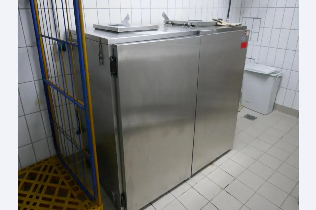 Medyczny sprzęt techniczny, wyposażenie sal operacyjnych, sterylne tace oraz sprzęt i meble szpitalne-2