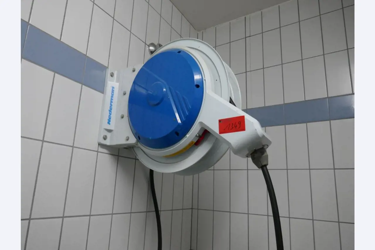 Medyczny sprzęt techniczny, wyposażenie sal operacyjnych, sterylne tace oraz sprzęt i meble szpitalne-1