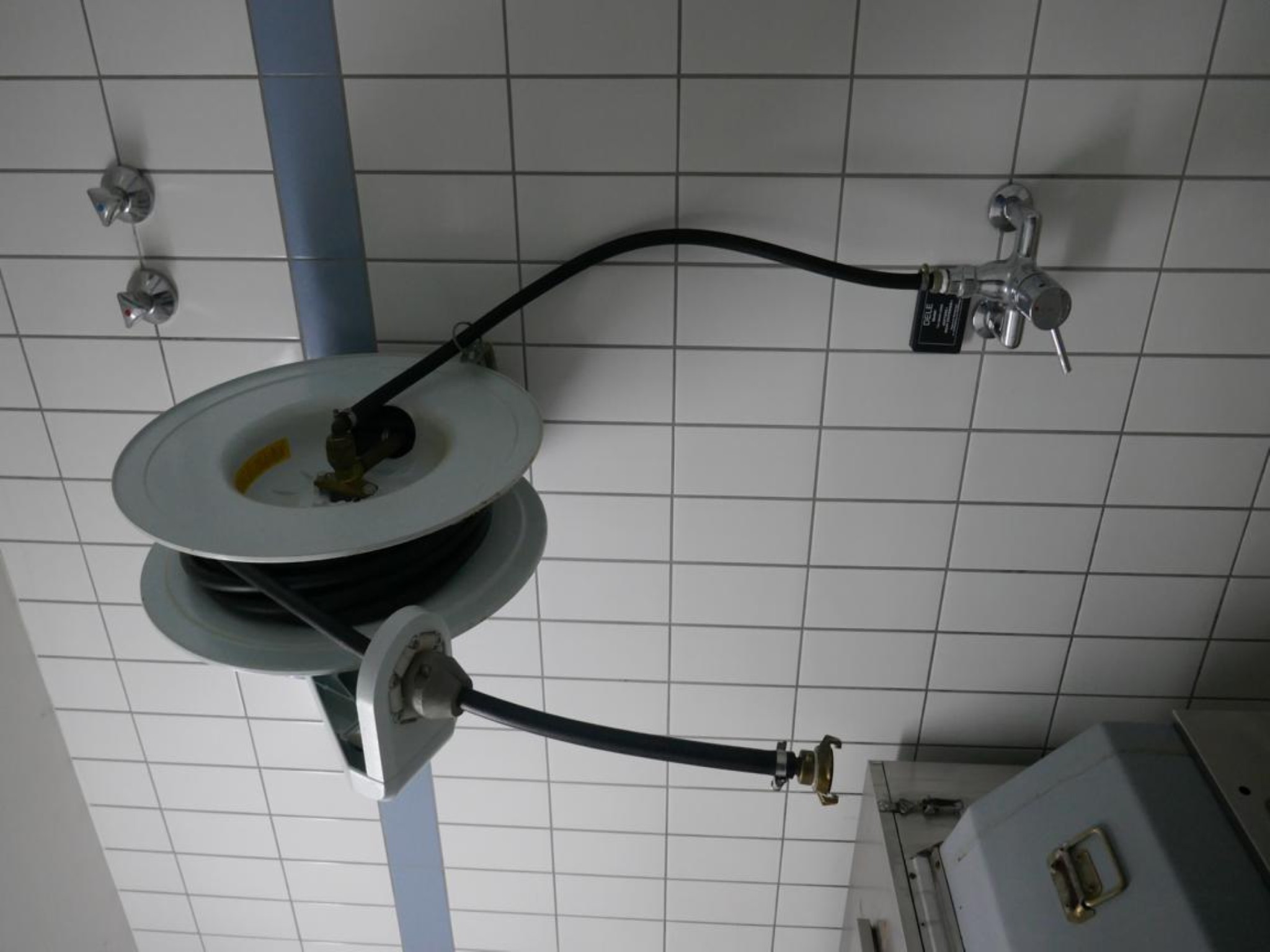 Medyczny sprzęt techniczny, wyposażenie sal operacyjnych, sterylne tace oraz sprzęt i meble szpitalne-2